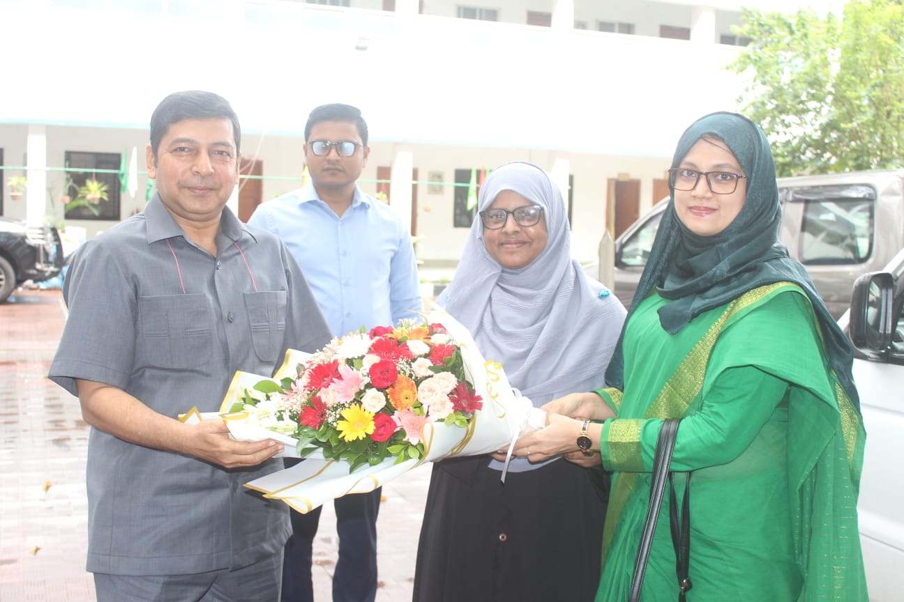 বিভাগীয় কমিশনার মহোদয়কে ফুলেল শুভেচ্ছা