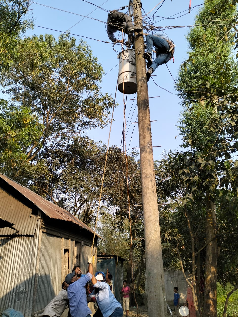 অদ্য ১৯/০২/২০২৪ খ্রিঃ তারিখ মুন্সীগঞ্জ পবিসের আওতায় ক্রাস প্রোগ্রামের মাধ্যমে লোড বিভাজন ও ট্রান্সফরমার আপগ্রেডিং এর কাজ পরিচালনা করা হয়।