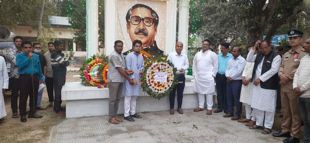 স্বাধীনতার মহান স্থপতি জাতির পিতা বঙ্গবন্ধু শেখ মুজিবুর রহমান এর ১০৩ তম জন্মবার্ষিকী ও \\"জাতীয় শিশু দিবস ২০২৩\\" উপলক্ষে নবাবগঞ্জ জোনাল অফিস নবাবগঞ্জ এর কর্মকর্তা ও কর্মচারীগণের স্বতঃস্ফূর্ত অংশগ্রহণের মাধ্যমে উপজেলা পরিষদ, নবাবগঞ্জ , দিনাজপুর\\'তে বিনম্র শ্রদ্ধাঞ্জলি ও পুস্পস্তবক অর্পণ করা হয়।