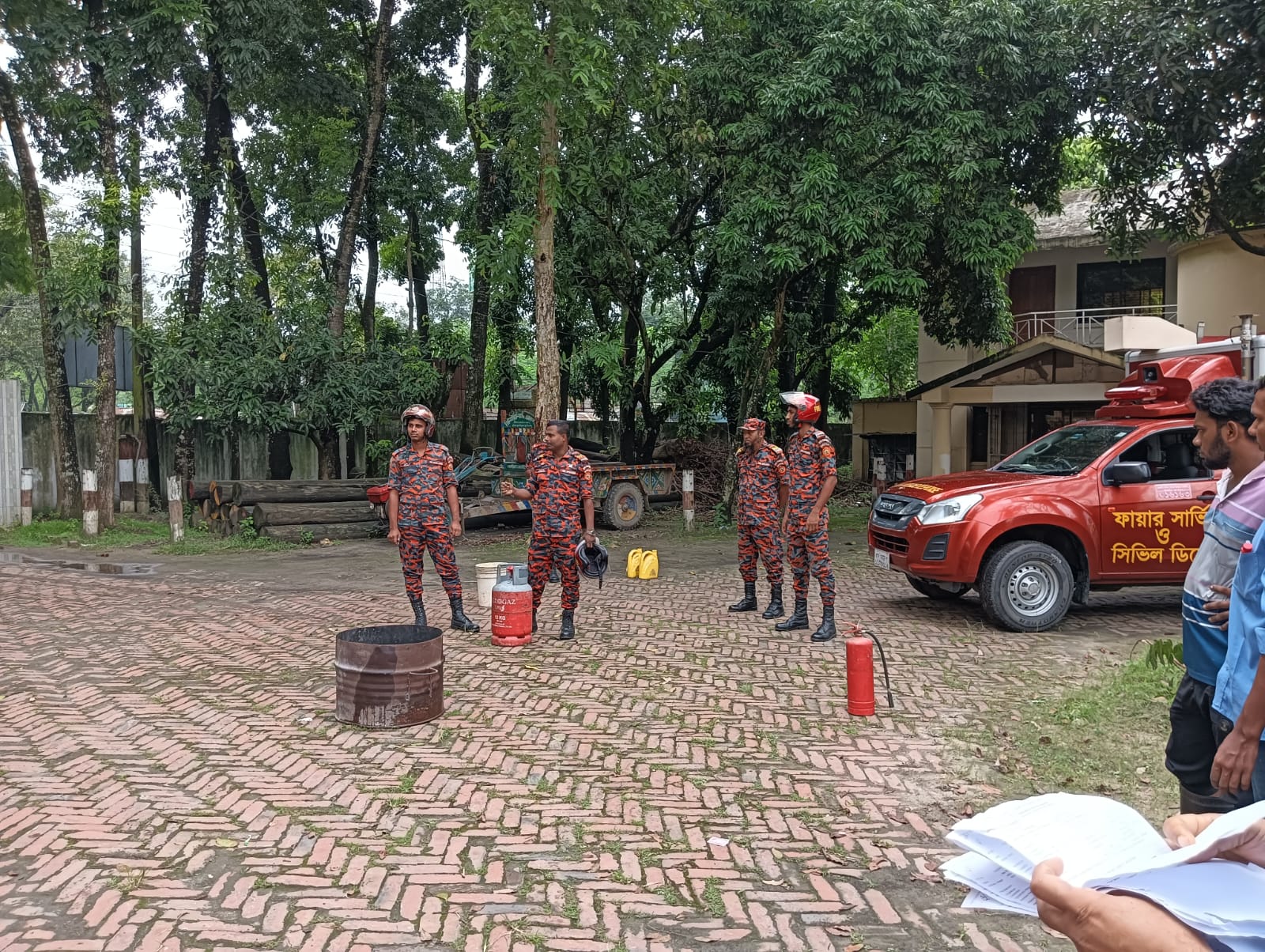 শিবগঞ্জ জোনাল অফিসে অদ্য অগ্নিনিরাপত্তার জন্য ফায়ার সার্ভিসের বিশেষ মহড়ার
