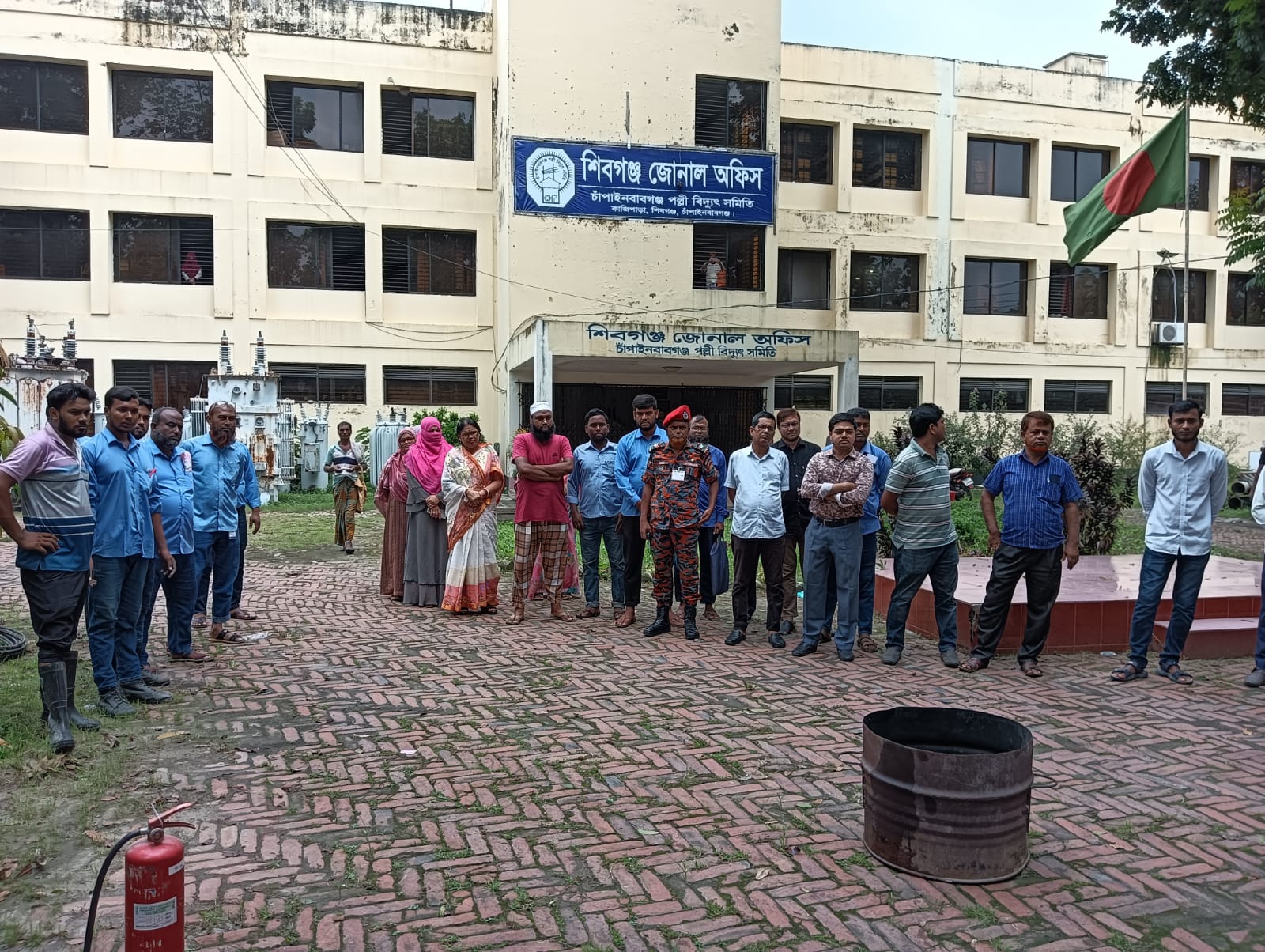 শিবগঞ্জ জোনাল অফিসে অদ্য অগ্নিনিরাপত্তার জন্য ফায়ার সার্ভিসের বিশেষ মহড়ার