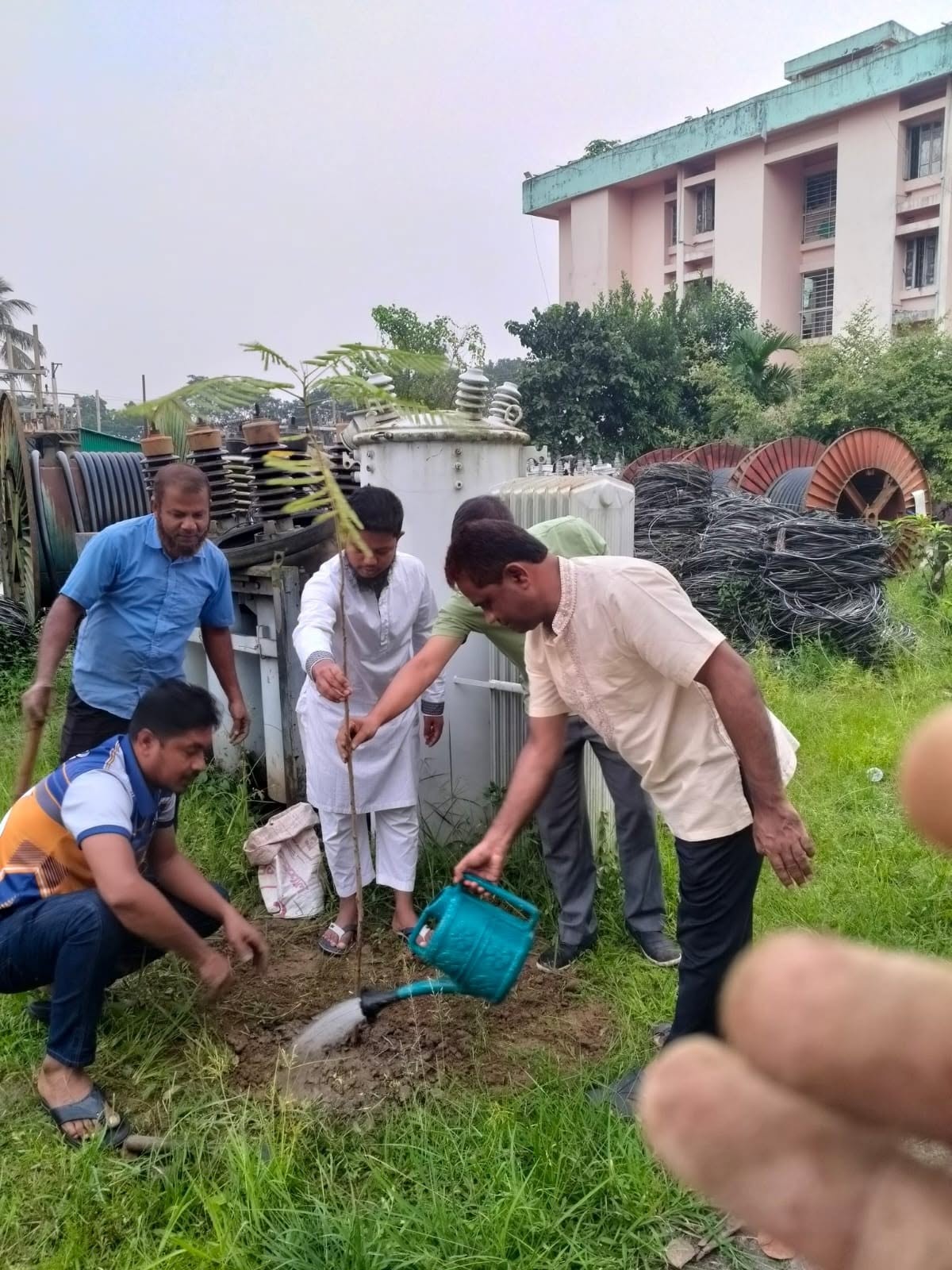 সরকারি নির্দেশনার আলোকে পরিবেশের ভারসাম্য রক্ষা, সবুজায়ন বৃদ্ধি এবং একটি নির্মল ও নান্দনিক কর্মপরিবেশ গড়ে তোলার লক্ষ্যে কুমিল্লা পল্লী বিদ্যুৎ সমিতি-২-এর অফিস প্রাঙ্গণে বৃক্ষরোপণ করা হয়।