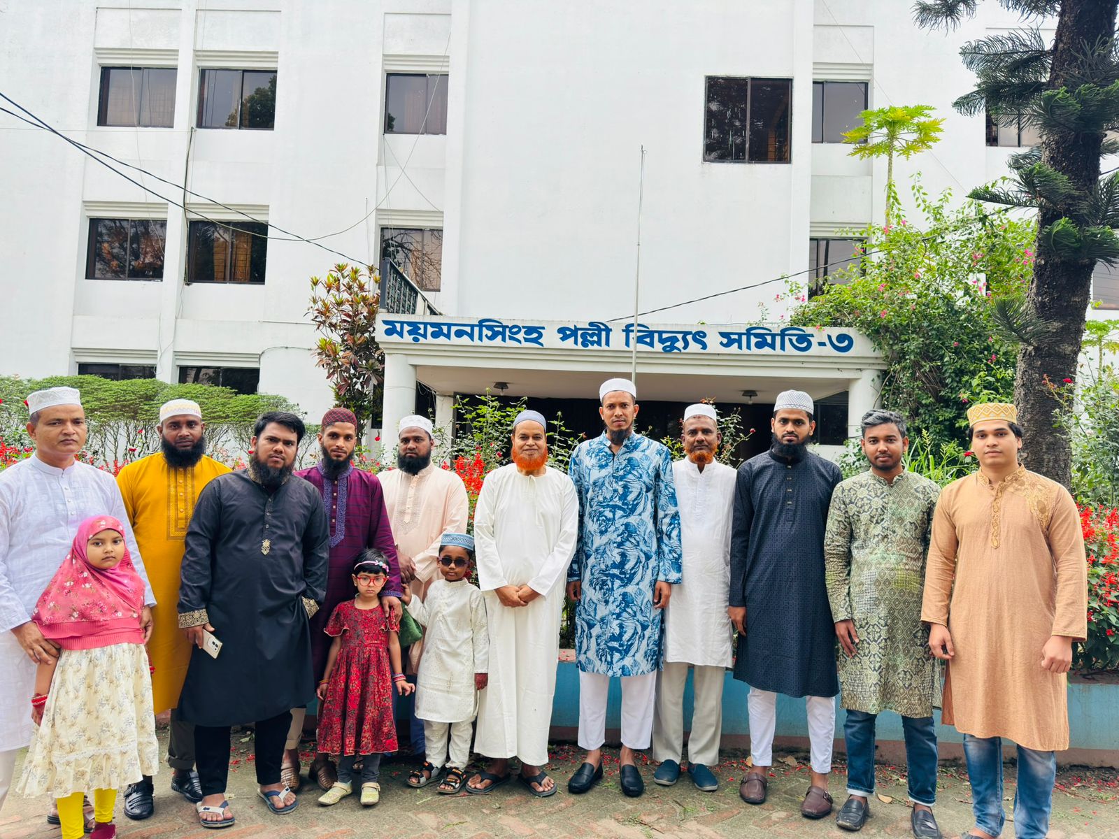 ময়মনসিংহ পল্লী বিদ্যুৎ সমিতি ৩ এর সিনিয়র জেনারেল ম্যানেজার মহোদয় এর সাথে পবিত্র ঈদুল ফিতর এর শুভেচ্ছা বিনিময়।