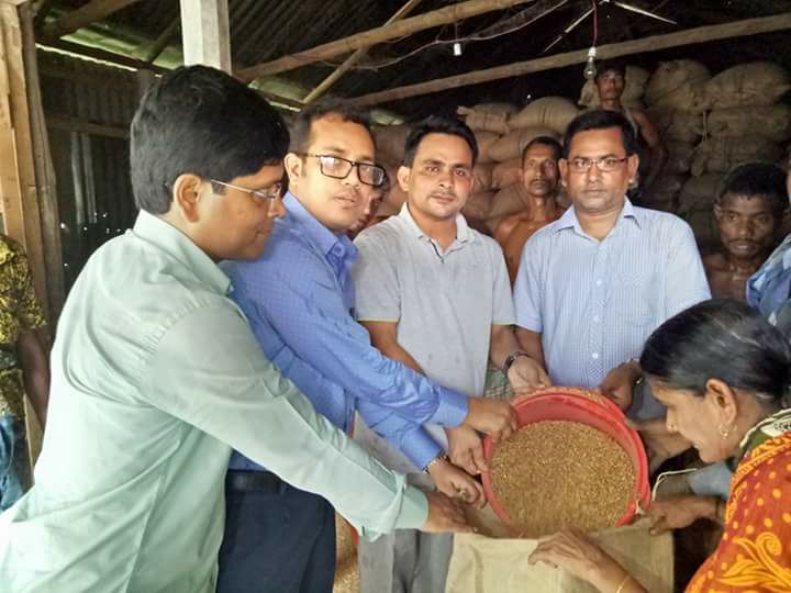 ধীতপুর ইউনিয়ন পরিষদে ভিজিএফ এর গম বিতরনে শ্রদ্ধেয় ইউএনও স্যার, পিআইও, ইউপি চেয়ারম্যান এবং ট্যাগ অফিসার হিসাবে আমি..........