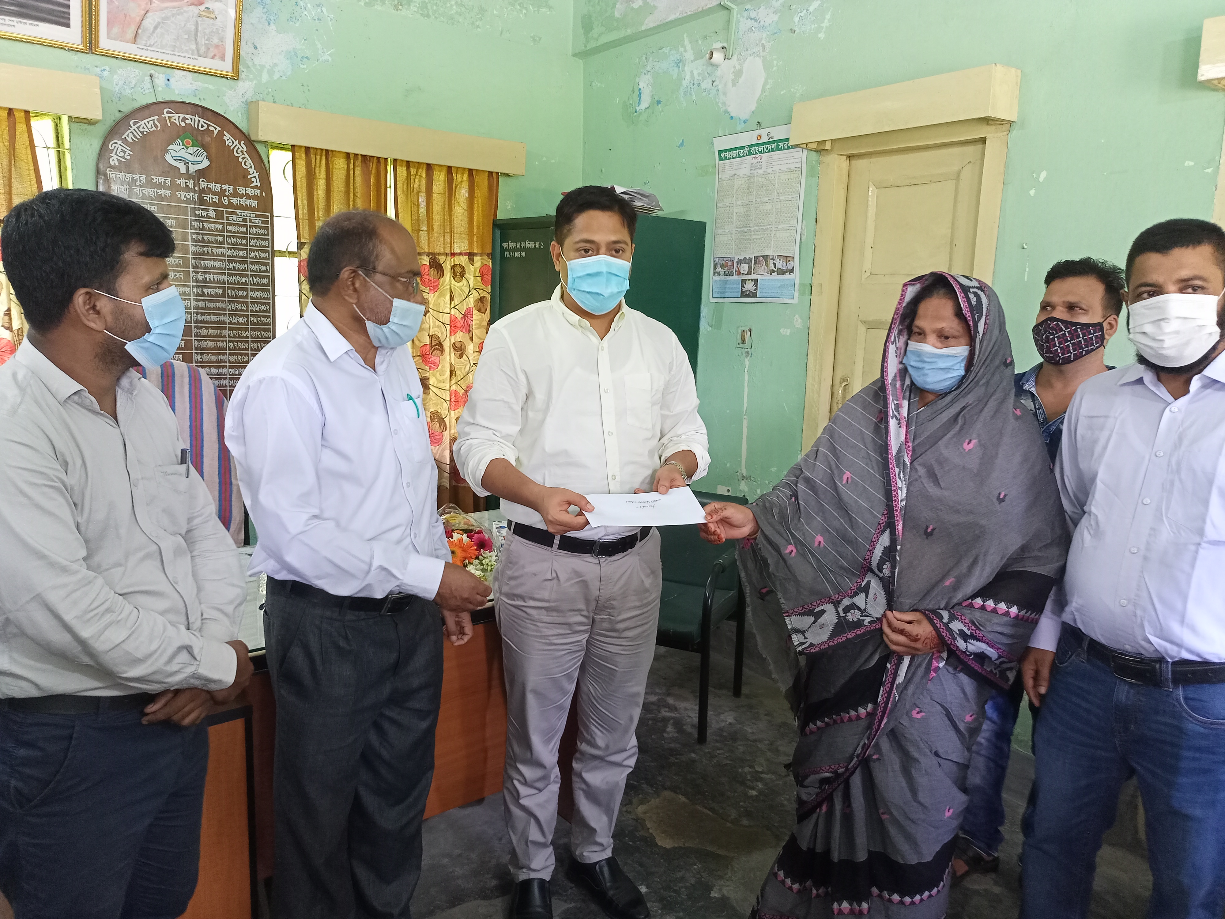 প্রণোদনা ঋণের চেক বিতরণ