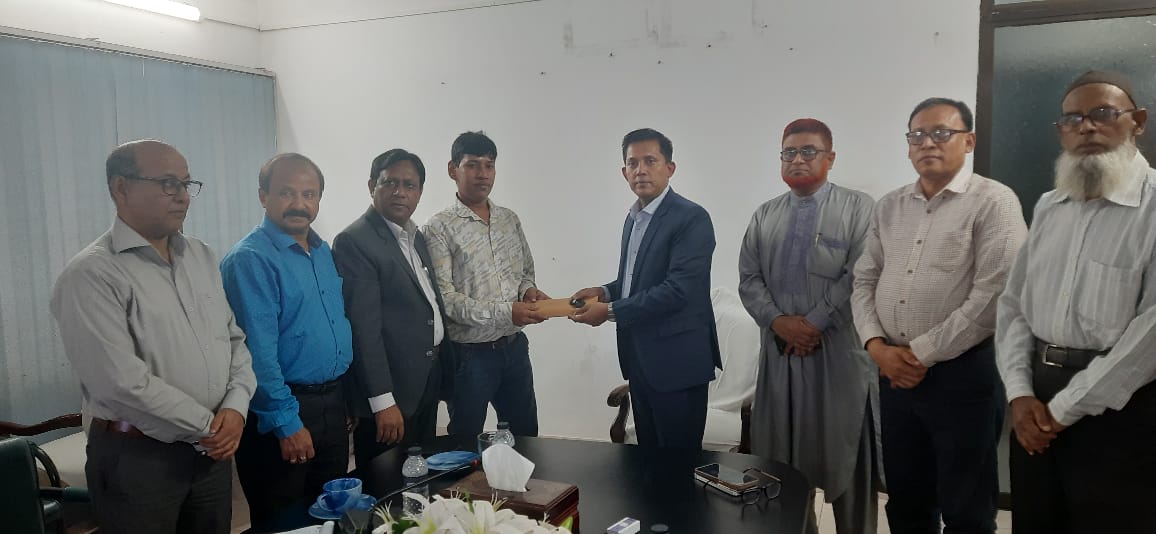 সহকর্মীদের মোটরসাইকেলের চাবি হস্তান্তর করছেন পিডিবিএফ-এর সম্মানিত ব্যবস্থাপনা পরিচালক জনাব মোঃ মাহমুদ হাসান (যুগ্মসচিব)