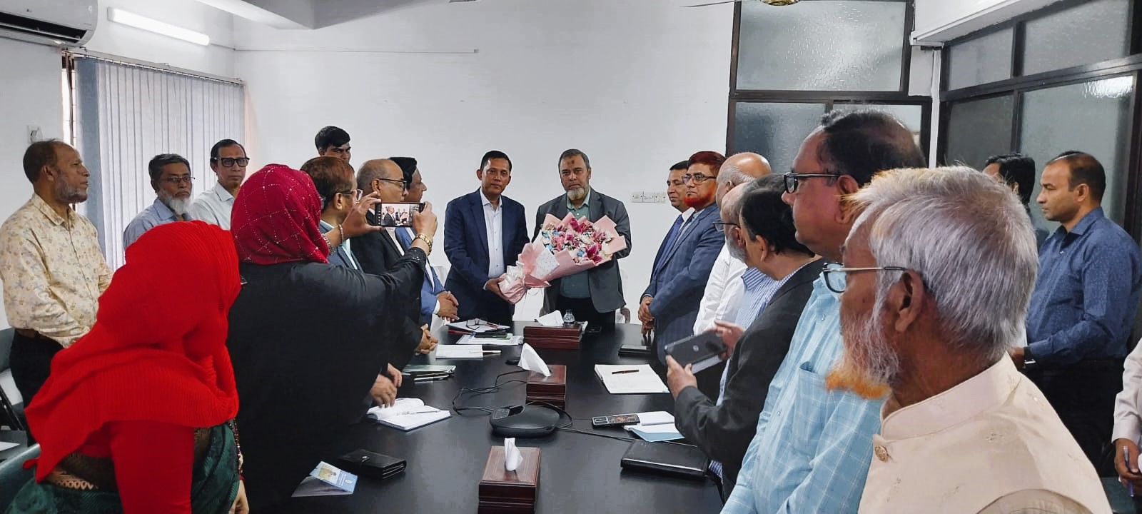 পল্লী উন্নয়ন ও সমবায় বিভাগের নবনিযুক্ত সম্মানিত সচিব ও পল্লী দারিদ্র্য বিমোচন ফাউন্ডেশন (পিডিবিএফ)-এর মান্যবর চেয়ারপার্সন জনাব মোহাং শওকত রশীদ চৌধুরী পিডিবিএফ প্রধান কার্যালয় পরিদর্শন ও ঊর্ধ্বতন কর্মকর্তাদের সঙ্গে মতবিনিময় করেন। এ সময় তাঁকে পিডিবিএফ-এর পক্ষ থেকে ফুলেল শুভেচ্ছা জ্ঞাপন করেন সম্মানিত ব্যবস্থাপনা পরিচালক জনাব মোঃ মাহমুদ হাসান।