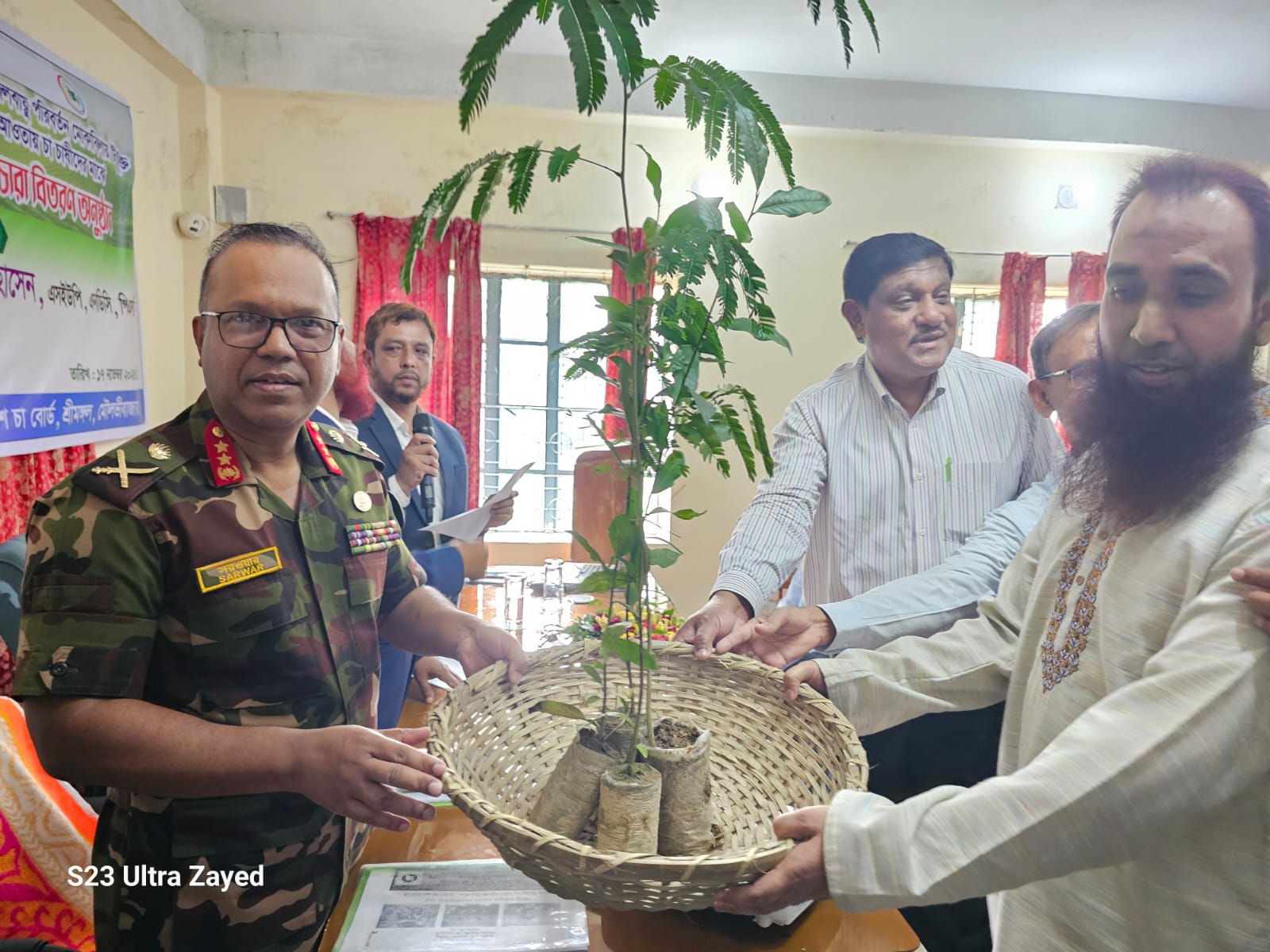 বাংলাদেশ চা বোর্ড এর প্রকল্প উন্নয়ন ইউনিট কর্তৃক বাস্তবায়নাধীন জলবায়ু পরিবর্তন প্রকল্পের আওতায় পঞ্চগড়ে চা ও ছায়াতরু চারা বিতরণ করেন বাংলাদেশ চা বোর্ডের চেয়ারম্যান মেজর জেনারেল শেখ মো: সরওয়ার হোসেন, এসইউপি, এনসিডি, পিএসসি মহোদয়। (১৭.১১.২০২৪)