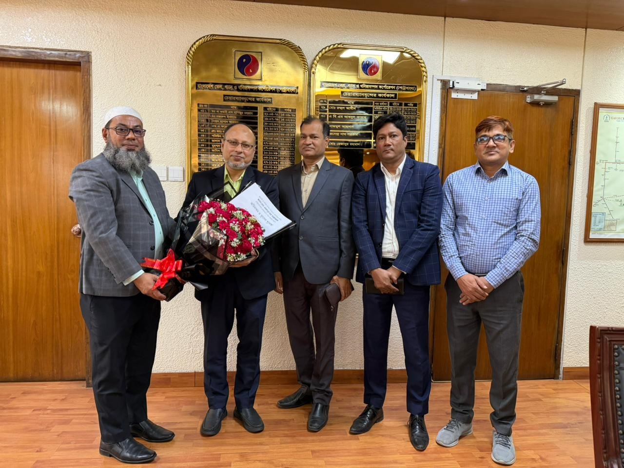 পেট্রোবাংলার চেয়ারম্যান মহোদয়কে ফুলেল শুভেচ্ছা