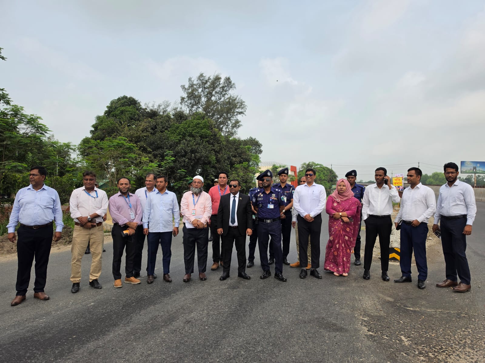 মাননীয় প্রধানমন্ত্রীর বগুড়া সফরকালে সিরাজগঞ্জ জেলা প্রশাসন, পুলিশ প্রশাসন এবং পিজিসিএল-এর ঊর্ধ্বতন কর্মকর্তাগণ প্রধান কার্যালয় হতে মাননীয় প্রধানমন্ত্রীকে অভিবাদন জানান।