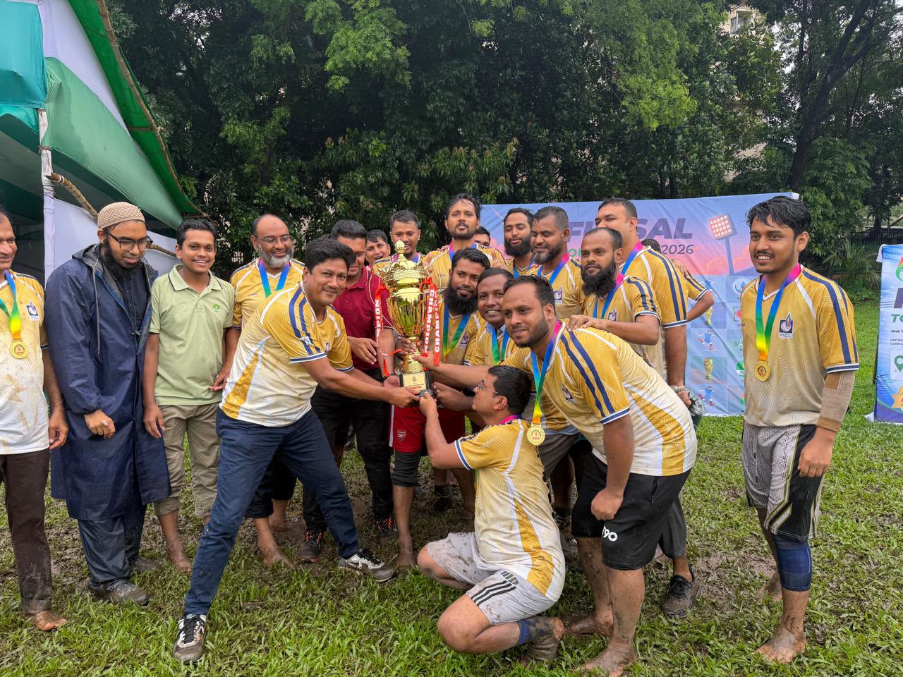 পেট্রোবাংলার আন্তঃকোম্পানি ফুটবল টুর্নামেন্টে পশ্চিমাঞ্চল গ্যাস কোম্পানি লিমিটেড এর বিজয়ী ট্রপি
