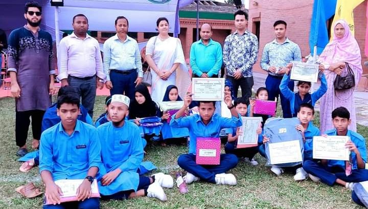 পিএইচটি সেন্টারের শিক্ষার্থীকতৃক পুরস্কার গ্রহণ