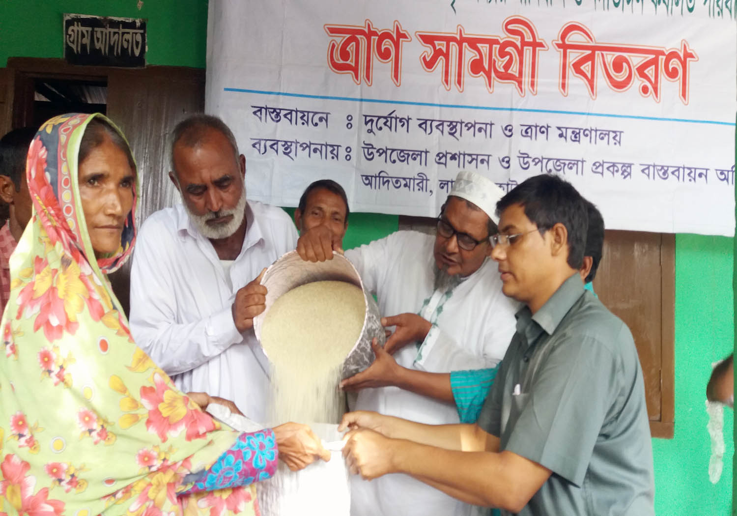 মহিষখোচা ইউনিয়নে বন্যায় ক্ষতিগ্র্রস্থ পরিবারদের ত্রাণসামগ্রী ও নগদ টাকা বিতরণ