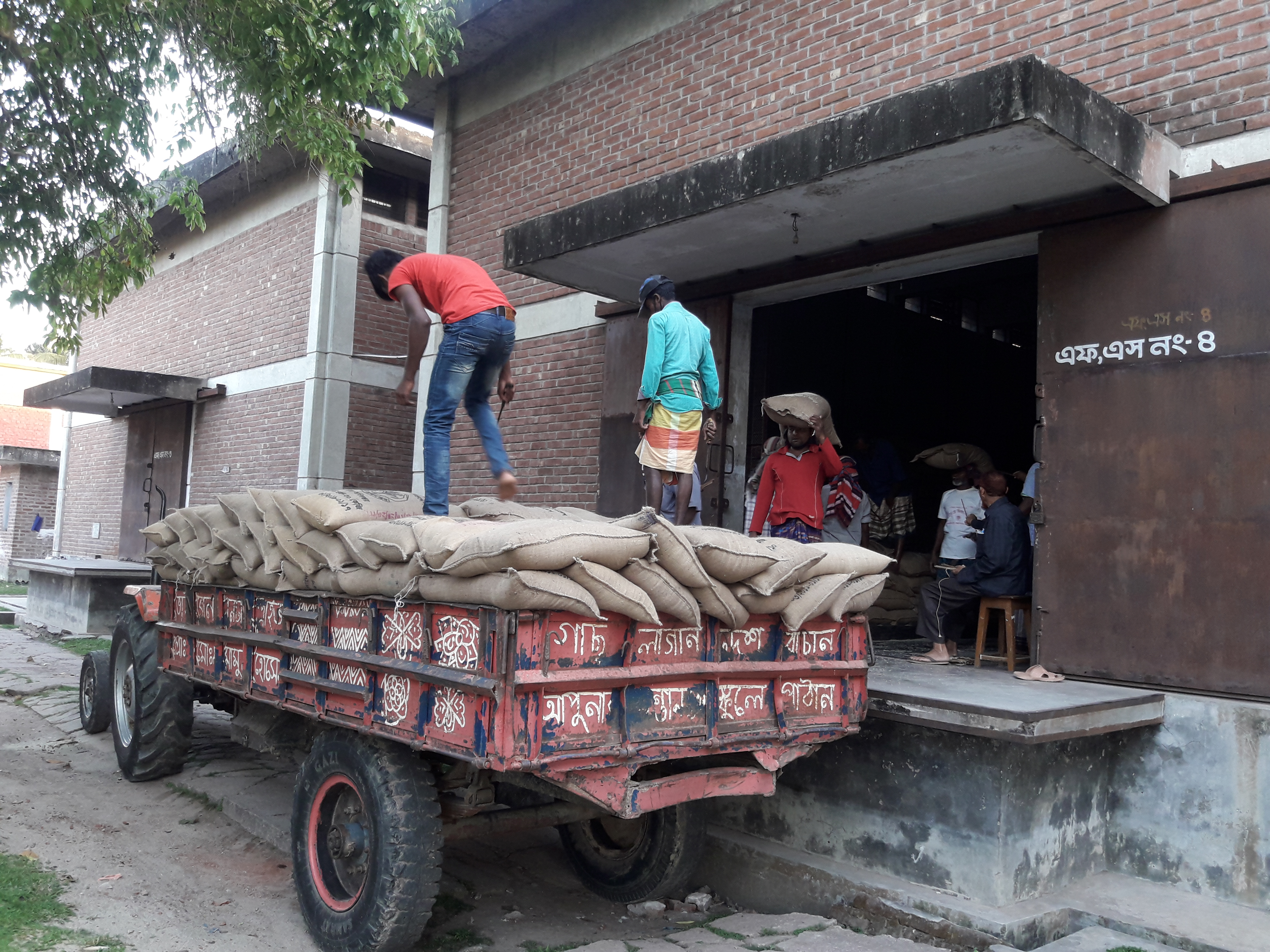 করোনা ভাইরাস পরিস্থিতি মোকাবেলায় কর্মহীন মানুষের মধ্যে ত্রাণ সামগ্রী বিতরণের ছবি 