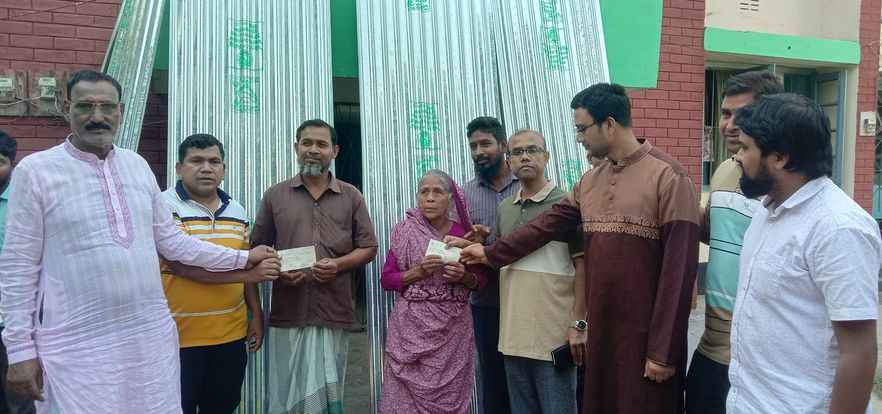 ০৬-০৪-২০২৩ তারিখে অগ্নিকান্ডে ক্ষতিগ্রস্ত পরিবারের মাঝে ঢেউটিন ও নগদ টাকার চেক বিতরণ করা হয়।