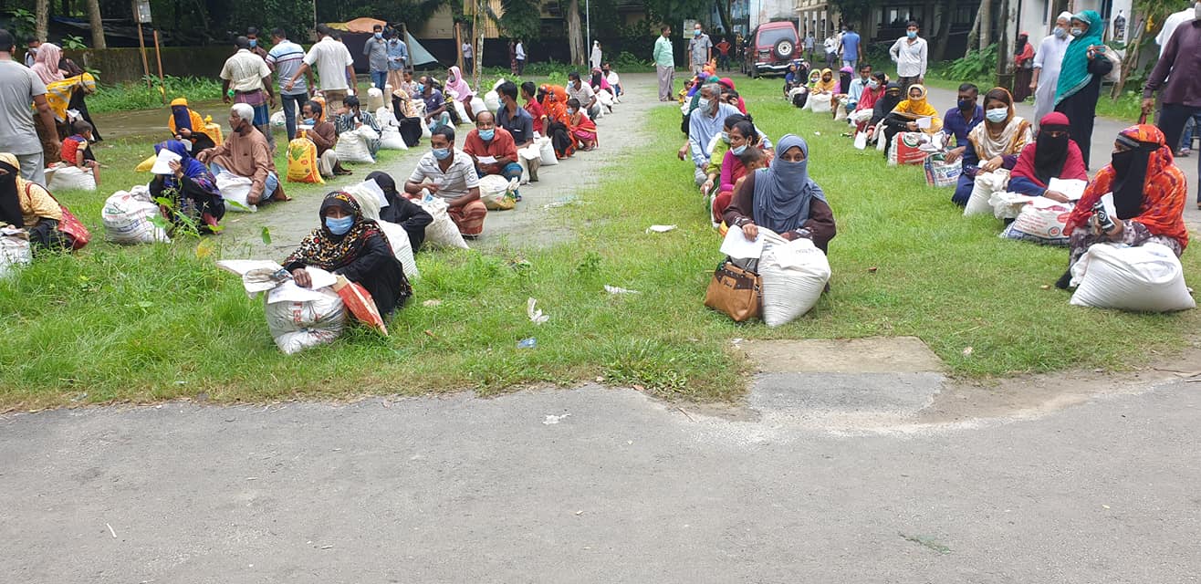 ত্রাণ বিতরন