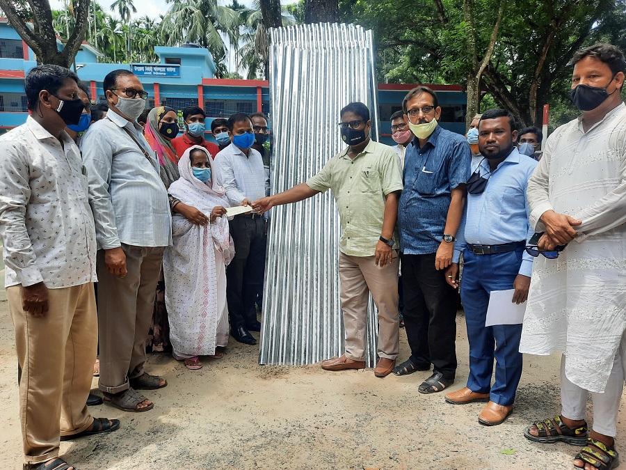 মানবিক সহায়তা (টিন বিতরণ)