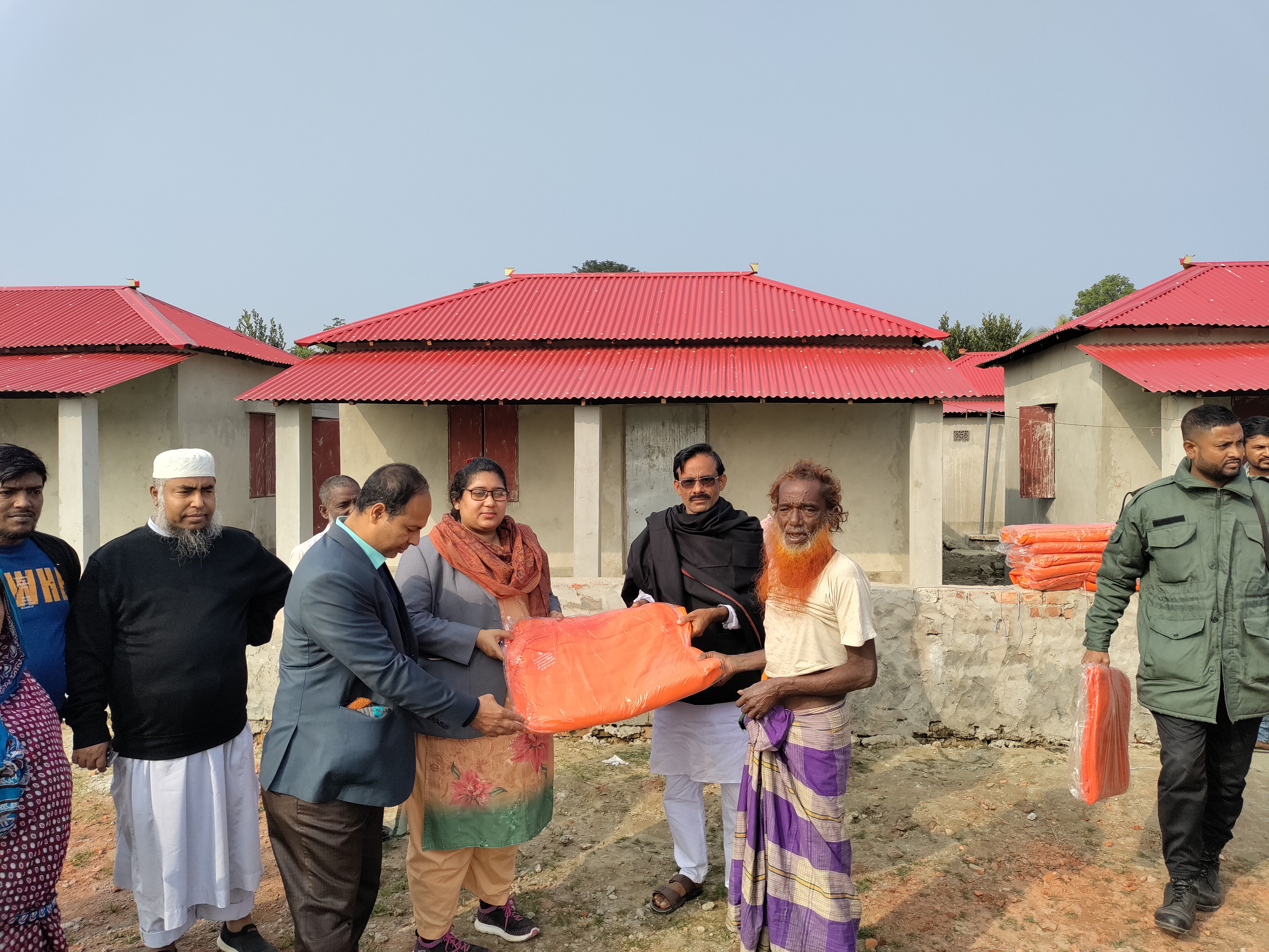 শীত বস্ত্র বিতরন