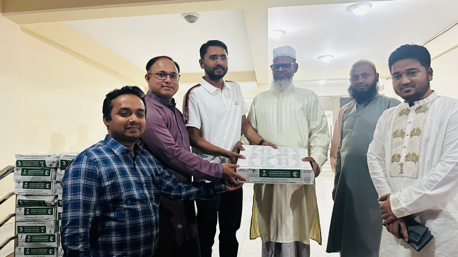 ২০২৫-২০২৬ অর্থ বছরে রাজকীয় সৌদি সরকার কর্তৃৃক প্রেরিত খেজুর্ ধামরাই উপজেলার বিভিন্ন মাদ্রাসা ও এতিমখানার মাঝে বিতরণের স্থিরচিত্র