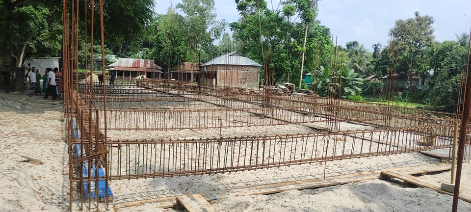 পাচটিকড়ী বন্যা আশ্রয় কেন্দ্রের নির্মানাধীন ভবনের গ্রোড বীমের রড বাইন্ডিং পরিদর্শন।
