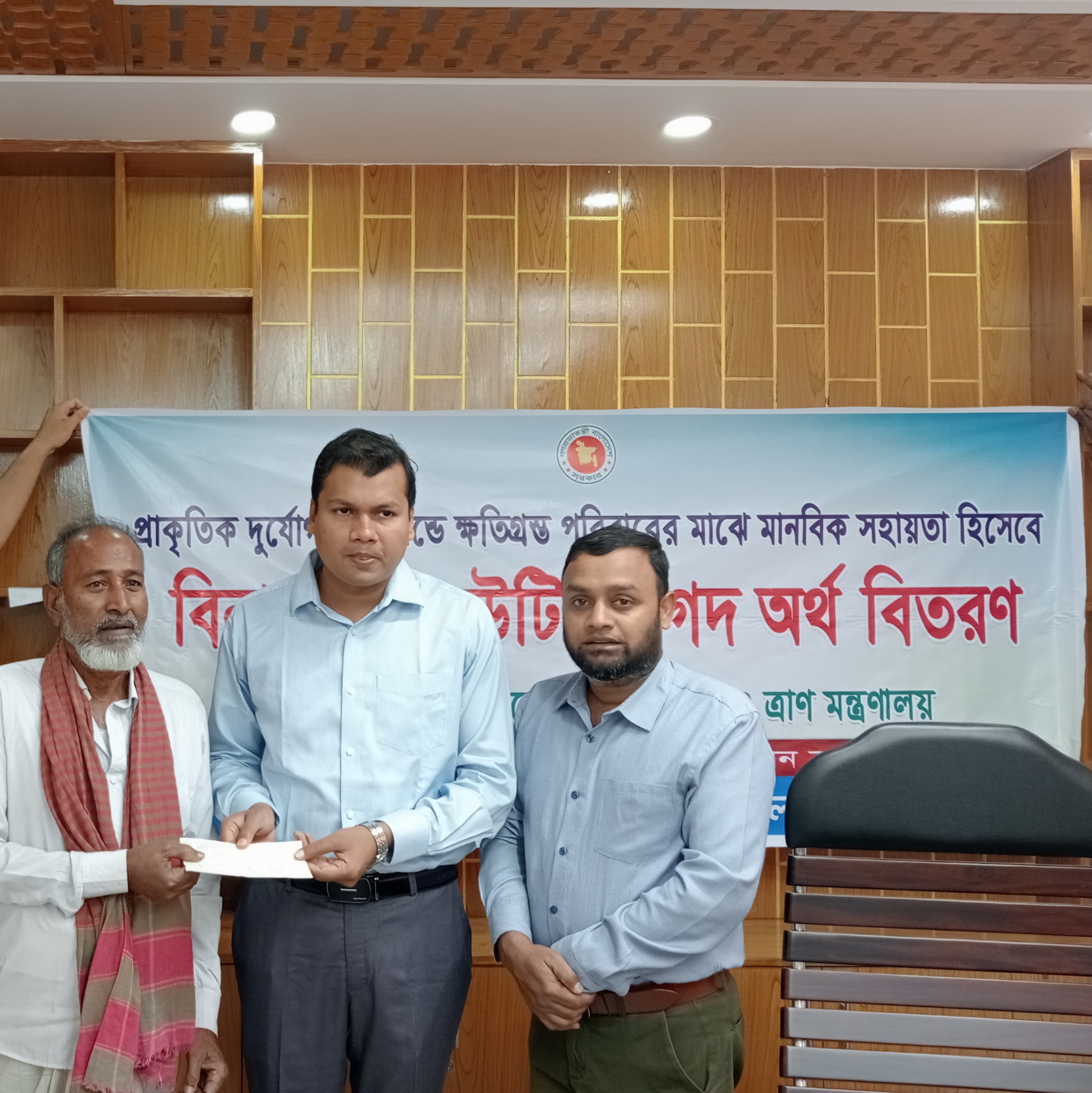 অগ্নিকাণ্ডে ক্ষতিগ্রস্ত পরিবারের মাঝে নগদ অর্থ বিতরণ