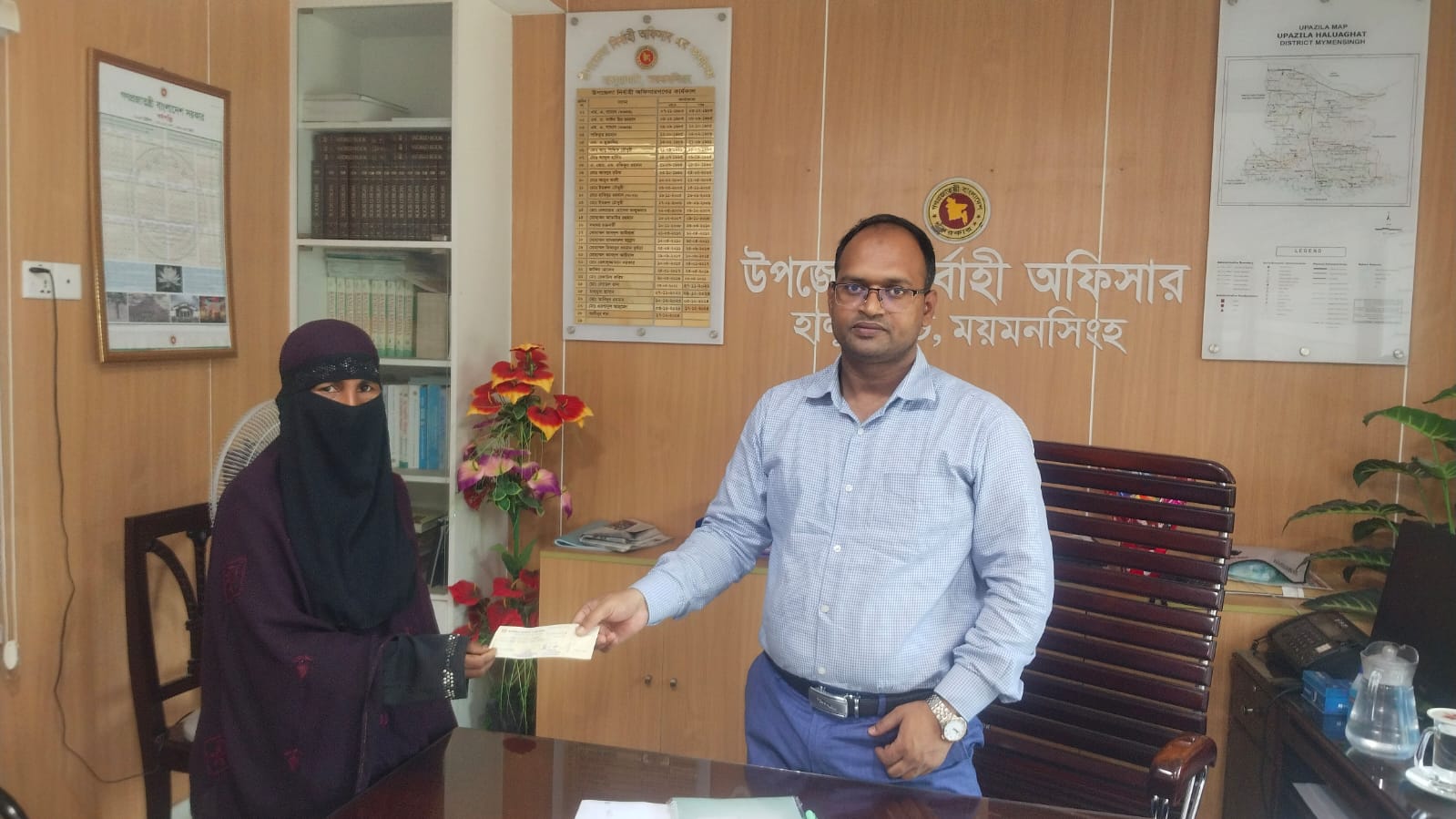 অগ্নিকান্ডে ক্ষতিগ্রস্ত ব্যক্তিকে মানবিক সহায়তা হিসেবে অর্থের চেক বিতরণ
