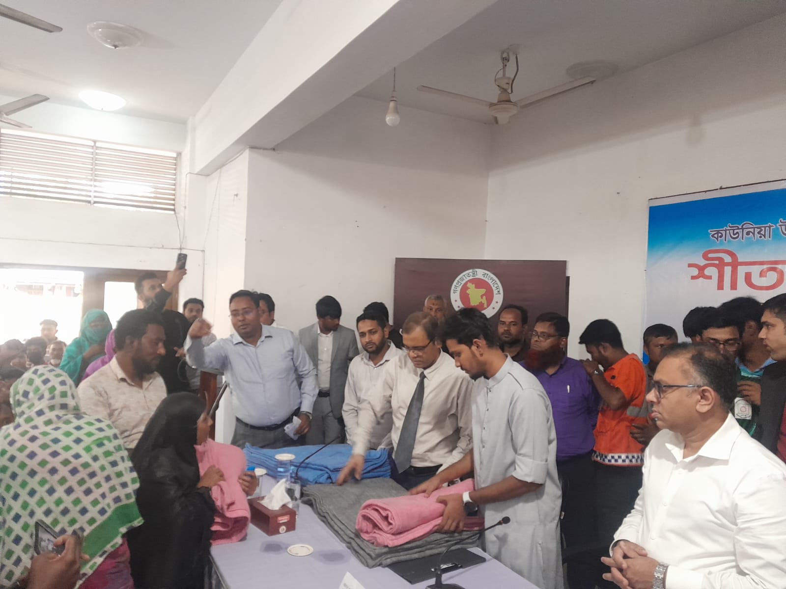 কম্বল বিতরণ