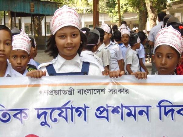 ১৩ অক্টোবর মঙ্গলবার আন্তর্জাতিক দুর্যোগ প্রশমন দিবস ২০১৫ উদযাপন উপলক্ষে মান্দা উপজেলার উপজেলা চেয়ারম্যান, ইউনিয়ন পরিষদের চেয়ারম্