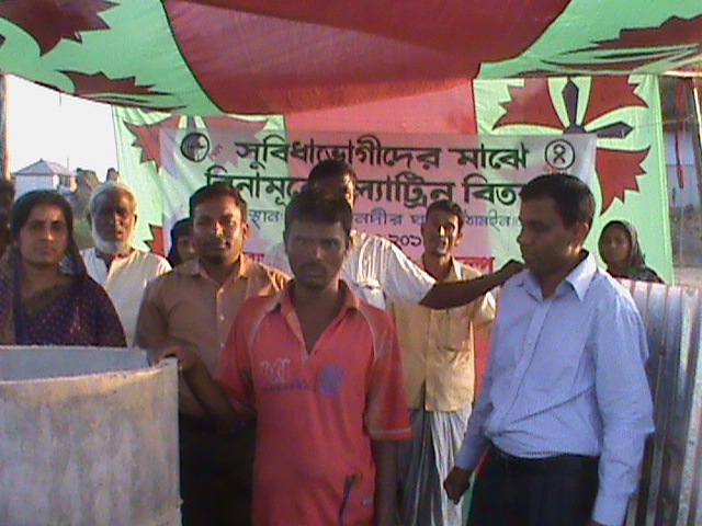 এনজিও সংস্থার সাথে সহায়তা প্রদান