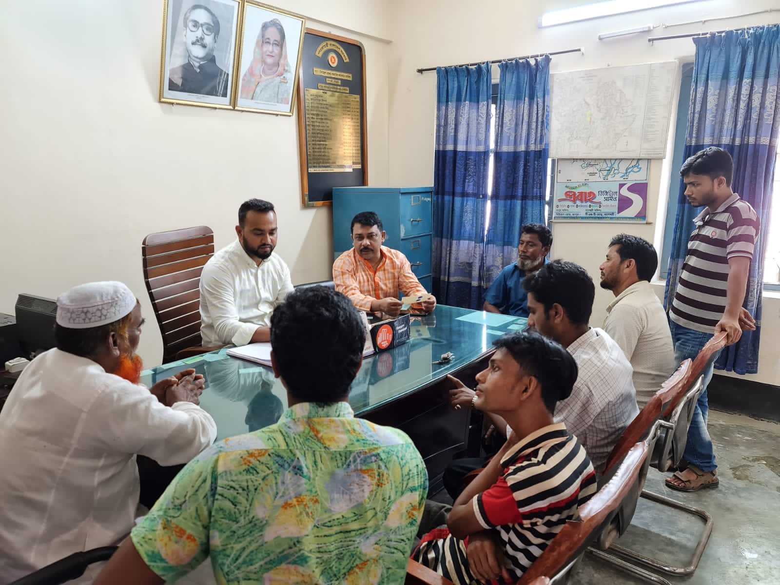 অগ্নিকান্ডের চেক প্রদান(প্রতি জন ৫,০০০/- টাকা)।