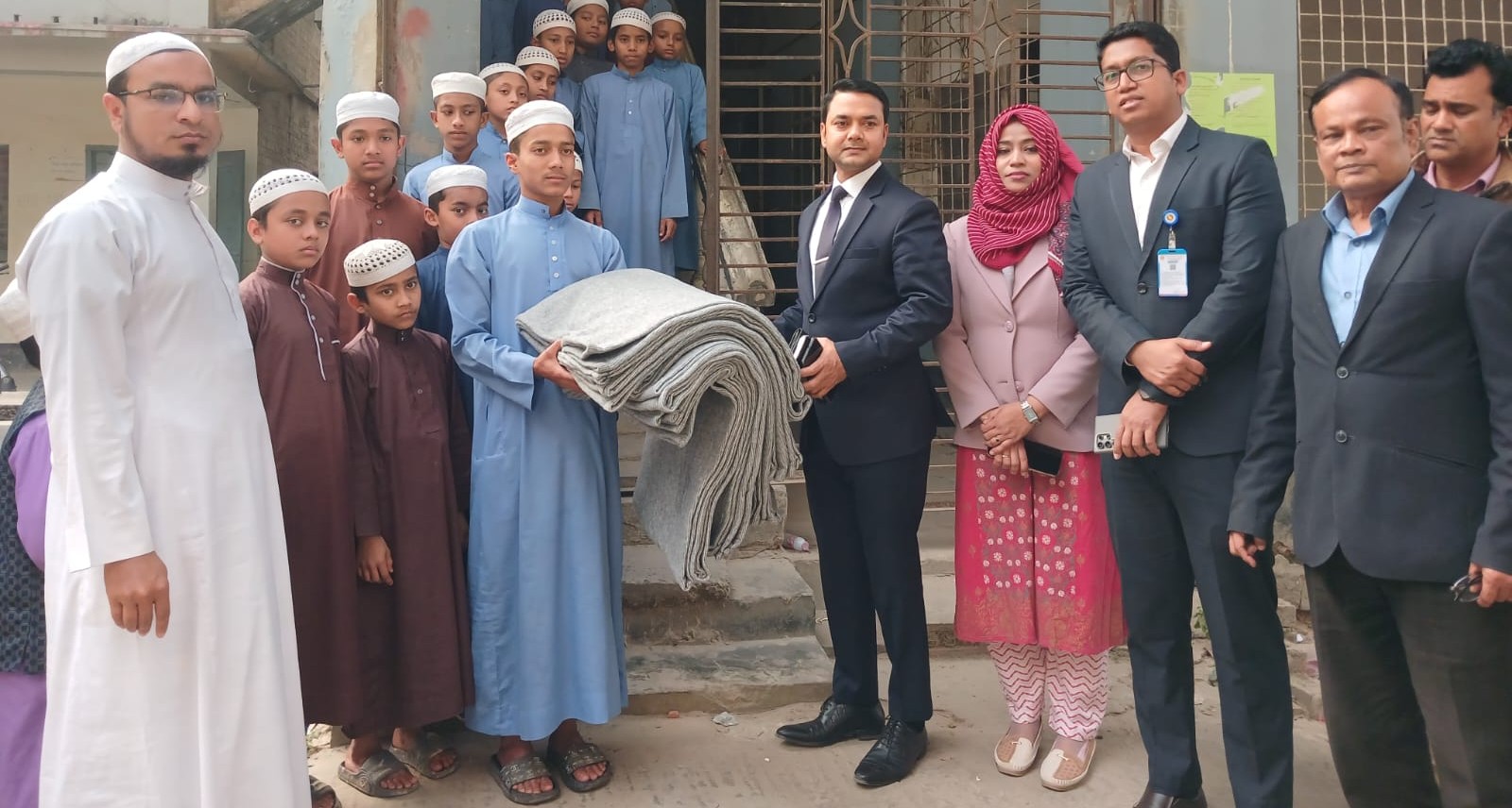 শীতার্তদের মাঝে শীত বস্ত্র বিতরণ