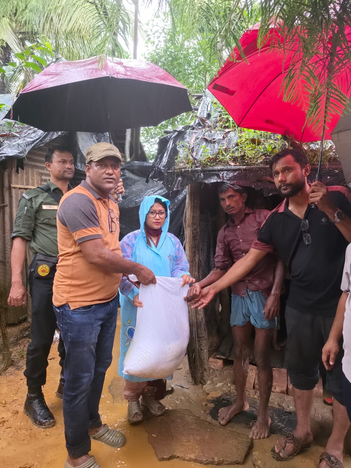 বন্যায় ক্ষতিগ্রস্থ পরিবারে খাদ্য সহায়তা বিতরণ