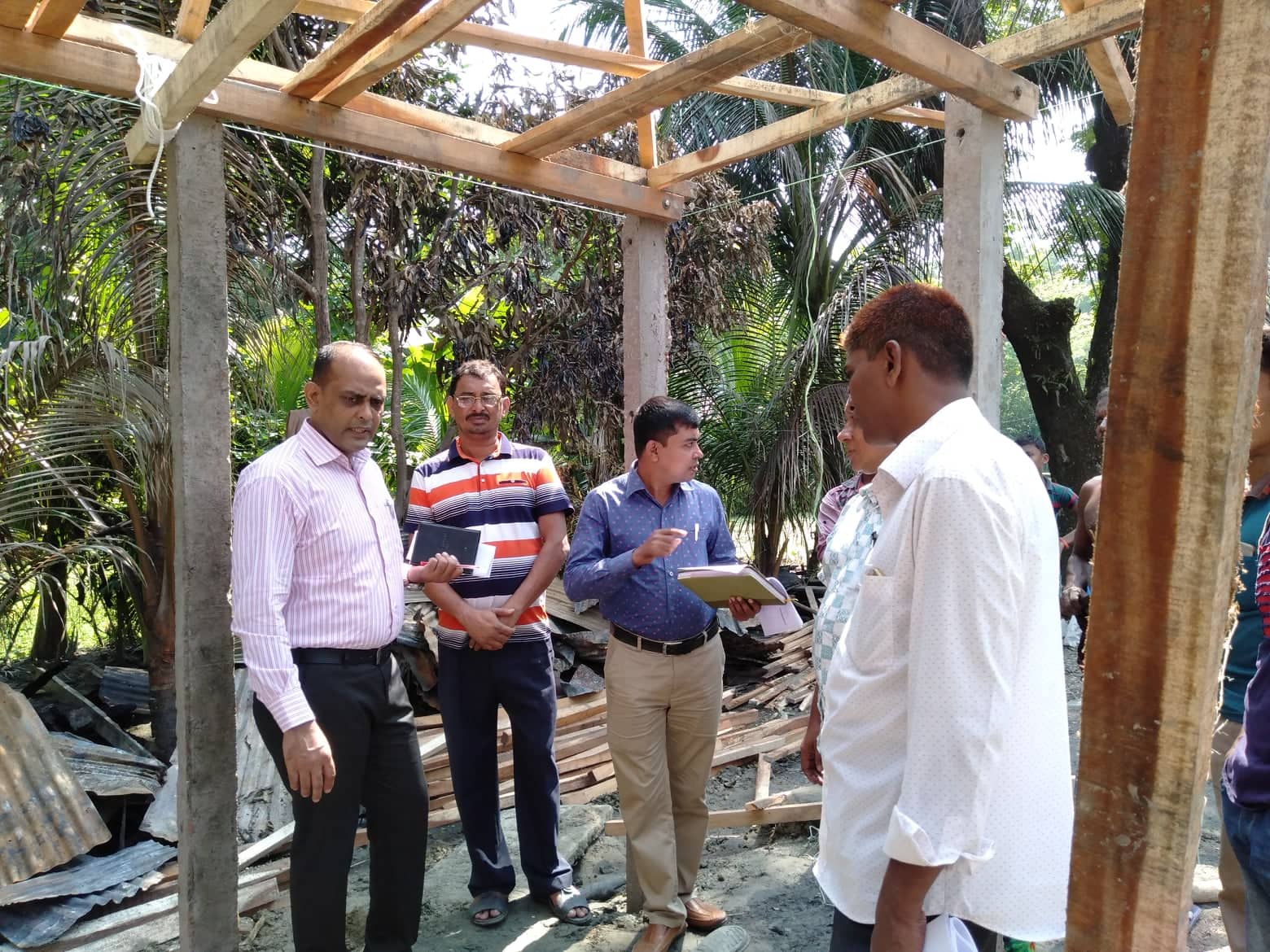 উপজেলা প্রশাসন, লক্ষ্মীপুর সদর, লক্ষ্মীপুরের উদ্যোগে লাহারকান্দি ইউনিয়নের ৭নং ওয়ার্ড বাতান বাড়িতে বৈদ্যুতিক শর্টসার্কিটের ফলে সৃষ্ট অগ্নিকান্ডে ক্ষয়ক্ষতি হওয়া ব্যক্তিদের নির্মণাধীন ঘরের কাজ পরিদর্শন