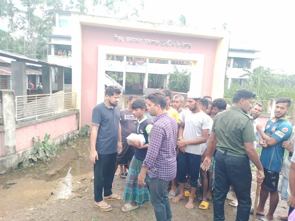 ত্রাণ বিতরন