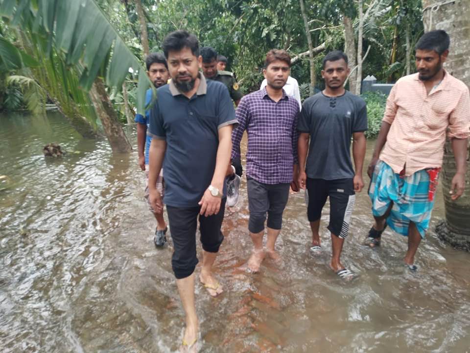 ত্রাণ বিতরণ