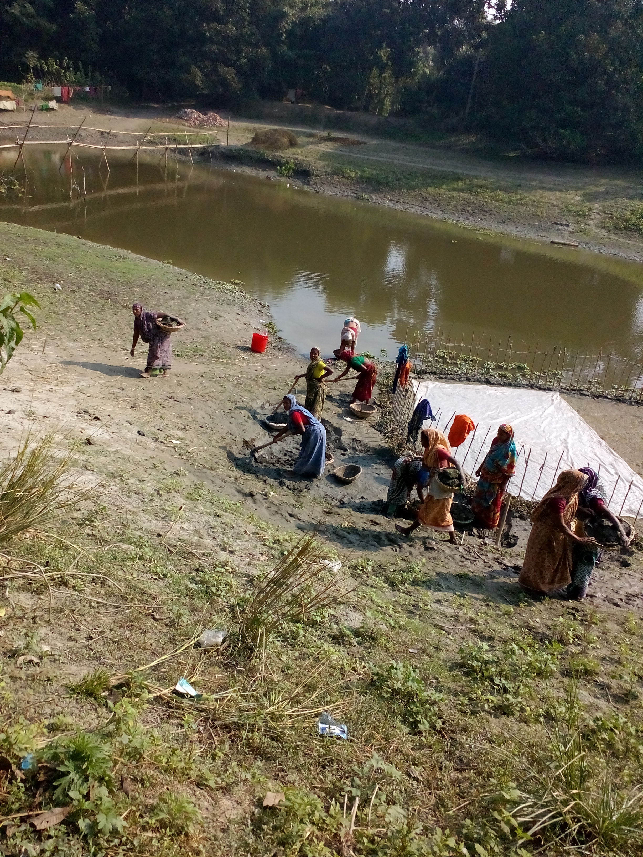 অতি দরিদ্রদের জন্য কর্মসংস্থান কর্মসূচির আওতায় কাজ