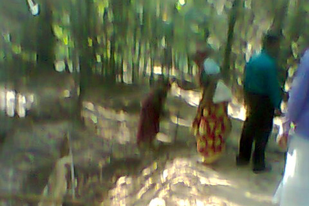 অতি দরিদ্রদের তৈরী রাস্তা