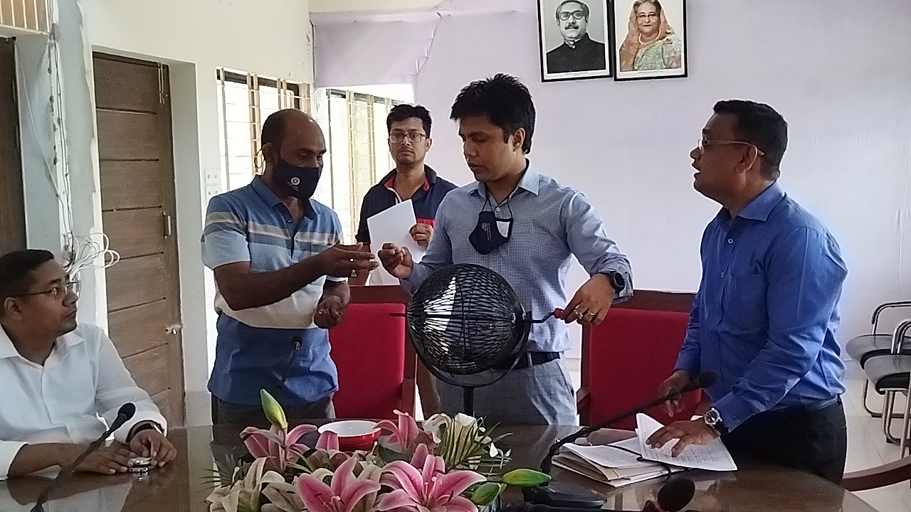 এইচবিবি লটারি অনুষ্ঠানের স্থীর চিত্র