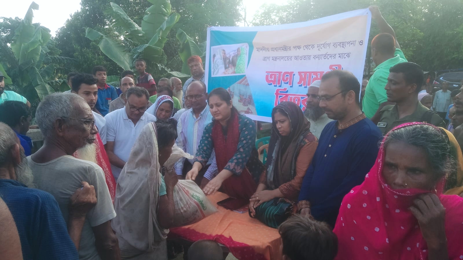 বন্যাদের মাঝে খাবার বিতরন
