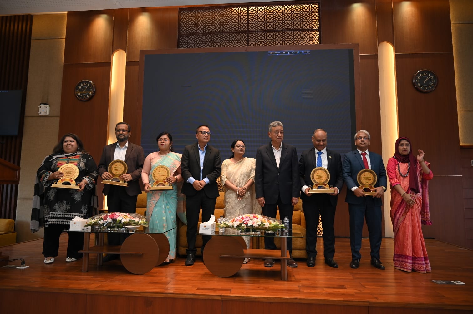 প্রবাসী কল্যাণ ব্যাংকের শ্রেষ্ঠ ইনোভেশন স্বীকৃতি ও ক্রেস্ট অর্জন
