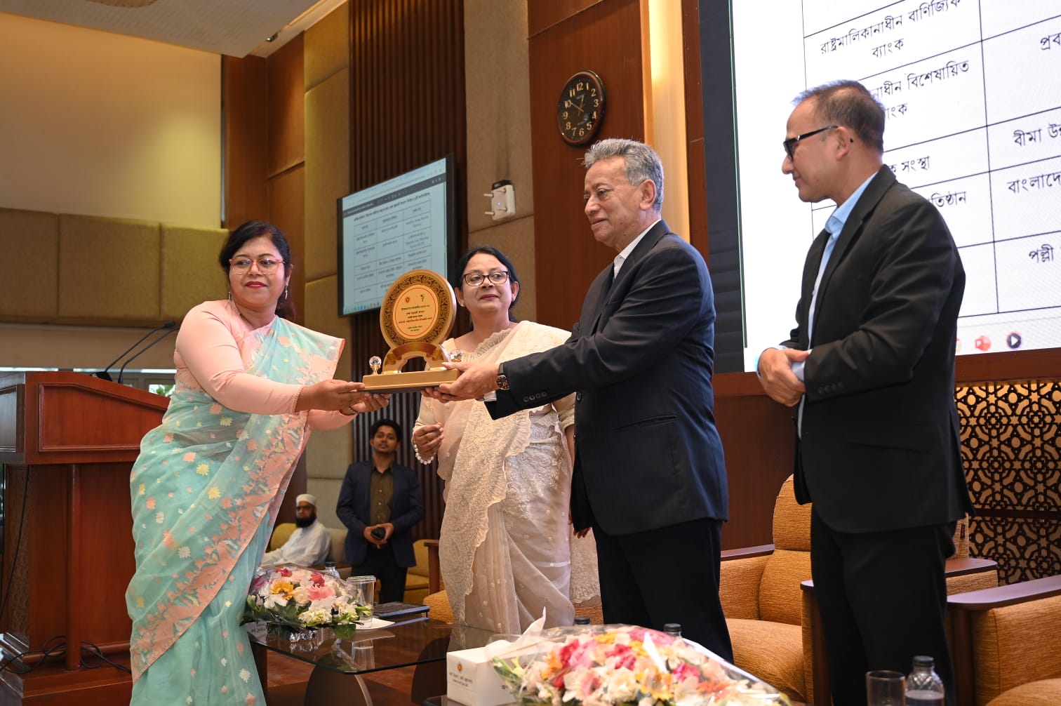 মাননীয় অর্থ ও পরিকল্পনা মন্ত্রী মহোদয়ের থেকে শ্রেষ্ঠ উদ্ভাবনী সম্মাননা গ্রহণ
