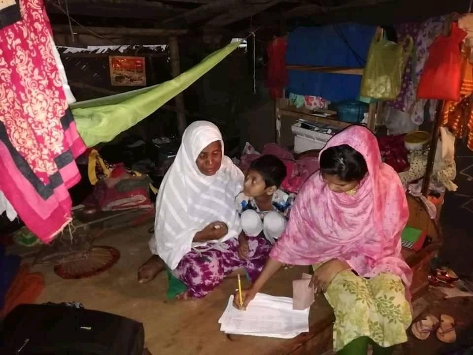 সমাজকর্মী কর্তৃক বাড়ী বাড়ী যেয়ে সহায়তা প্রদান।