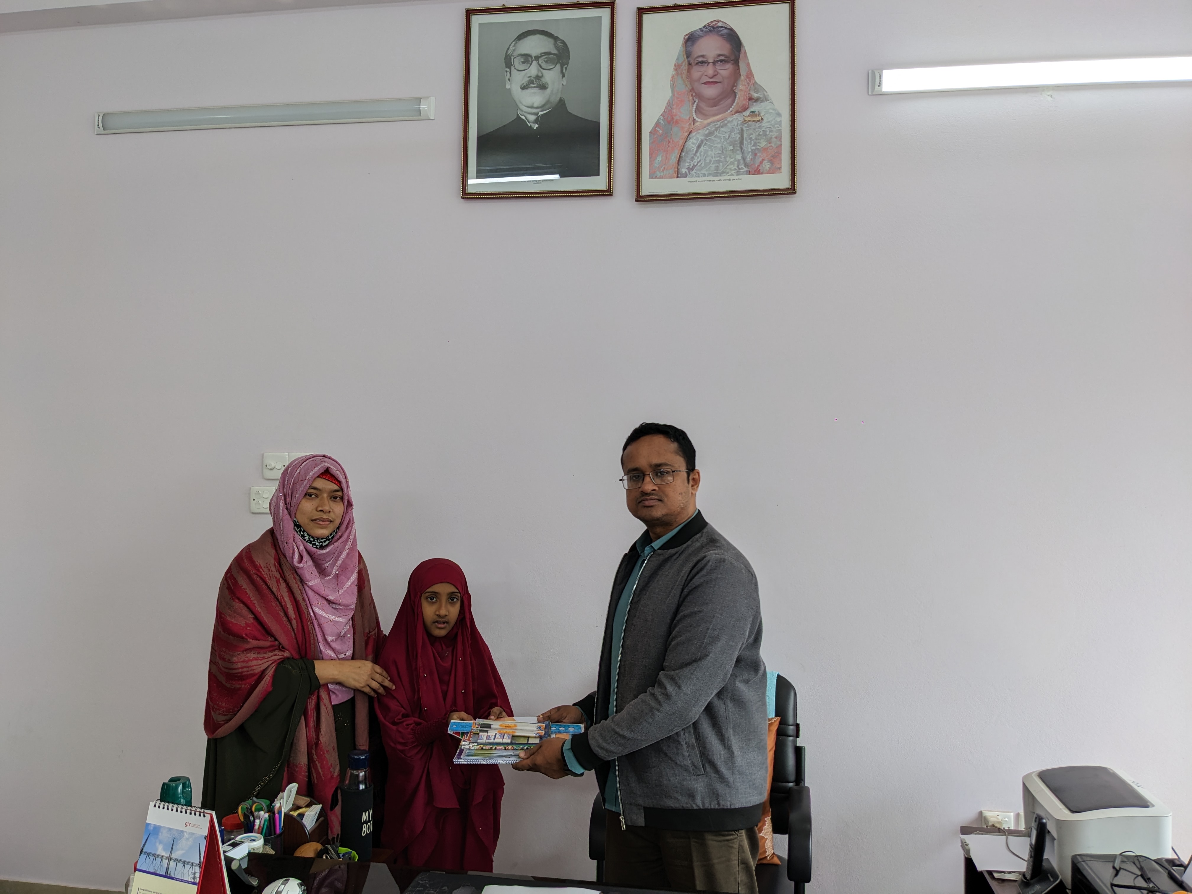 প্রবেশন কার্যালয়, খুলনার পক্ষ হতে সুবিধা বঞ্চিত শিশুদের মাঝে শীত বস্ত্র এবং শিক্ষা উপকরণ প্রদান।