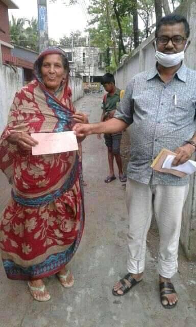 সমাজকর্মী কর্তৃক বাড়ী বাড়ী যেয়ে সহায়তা প্রদান।