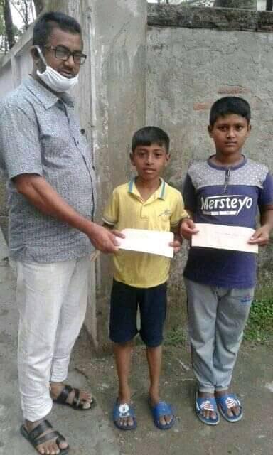 সমাজকর্মী কর্তৃক বাড়ী বাড়ী যেয়ে সহায়তা প্রদান।