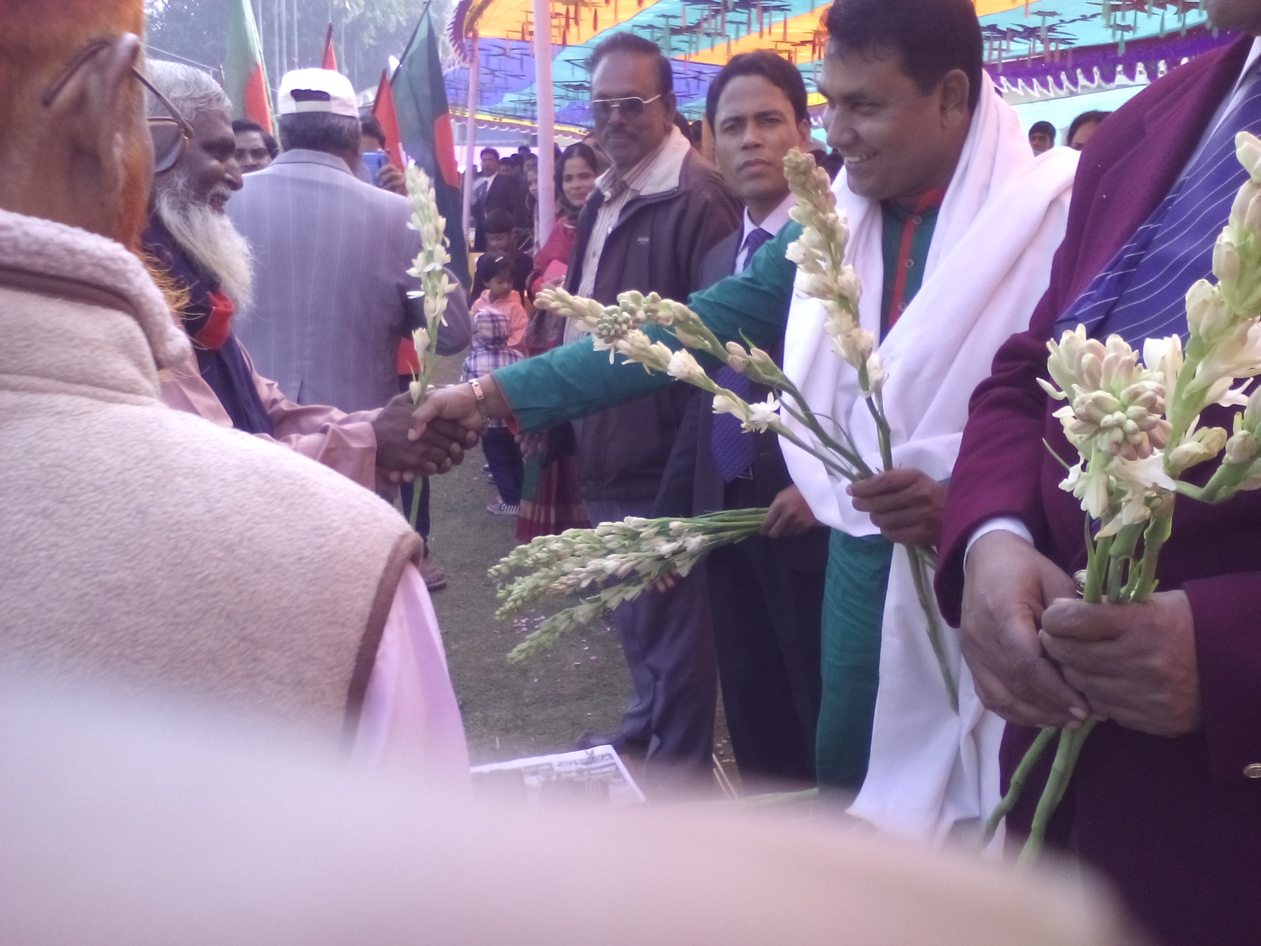  মহান বিজয় দিবস ২০১৪ এ মুক্তিযোদ্ধাদের রজনী গন্ধা ফুলের স্টিক দিয়ে শুভেচ্ছা