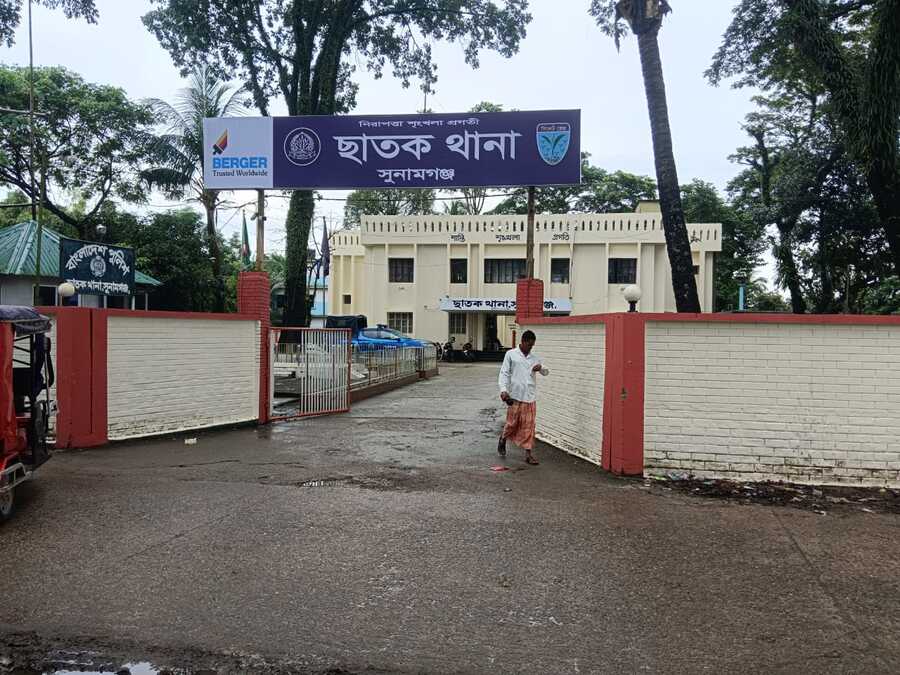থানার নতুন রংসহ
