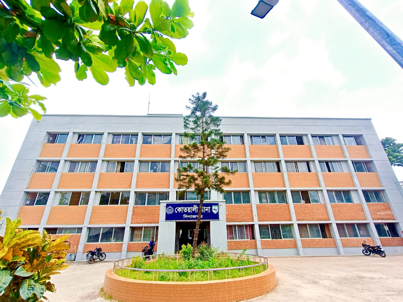 আমাদের থানা বিল্ডিং