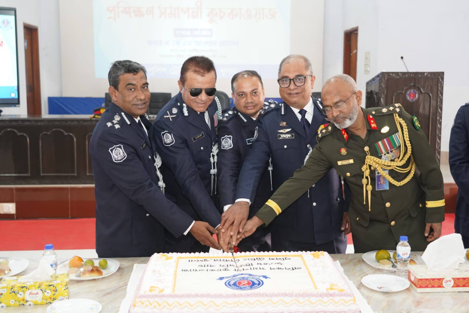 পিটিসি, খুলনায় ৬০তম টিআরসি ব্যাচের প্রশিক্ষণ সমাপনী কুচকাওয়াজ অনুষ্ঠানে কেএমপি’র পুলিশ কমিশনার জনাব মোহাম্মদ জাহিদুল হাসান, বিপিএম-সেবা (৩ ফেব্রুয়ারি ২০২৬)