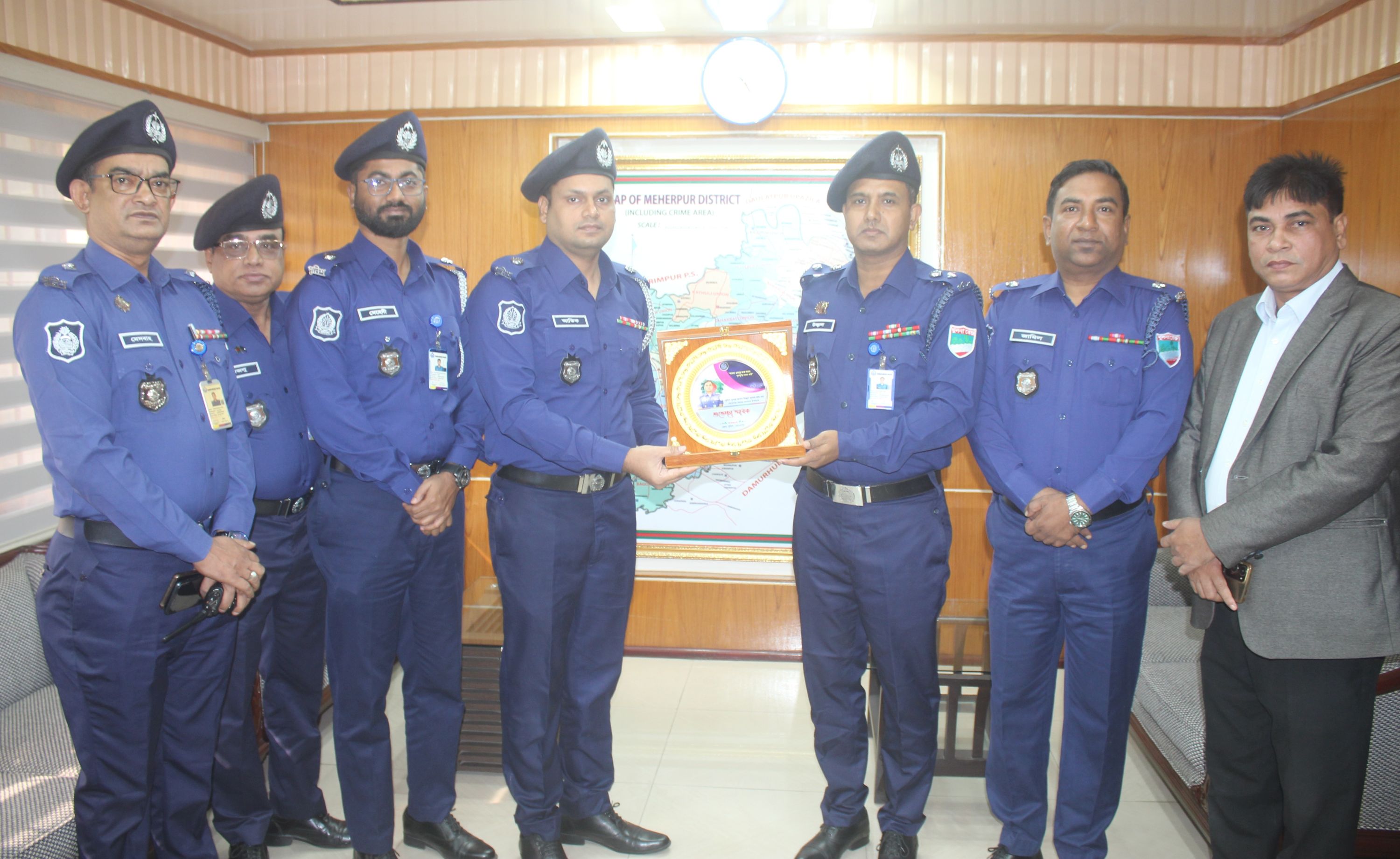 নবাগত পুলিশ সুপার মহোদয়কে ফুলেল শুভেচ্ছা